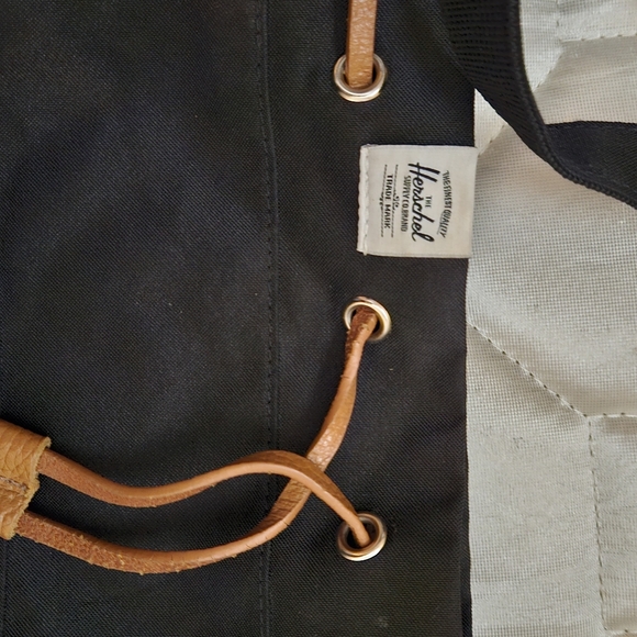 NEW, HERSCHEL BUCKET BAG - Picture 8 of 8